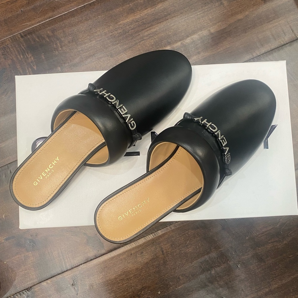 Givanchy Flats size 37 / US 7
